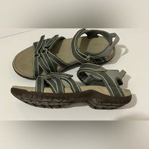 Teva 4266 style olive sandals size 9